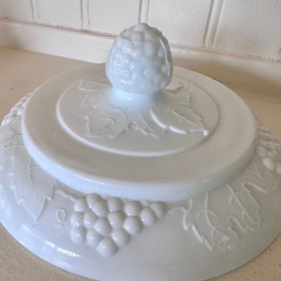 Milk Glass Harvest Grape Design Candy Dish/Compote - Picture 4 of 11